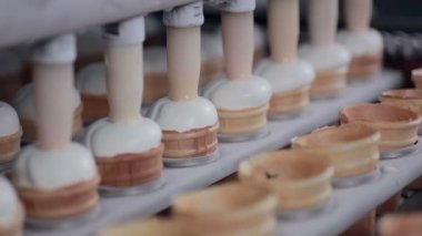 Dondurma üretimi sırasında otomatik modern ekipmanlar iş başında. Gıda fabrikası konveyörü.