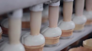 Dondurma üretimi sırasında otomatik modern ekipmanlar iş başında. Gıda fabrikası konveyörü.