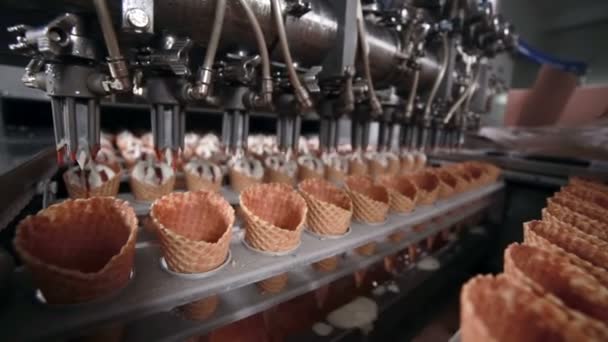 Moderne Ausrüstung in der Lebensmittelfabrik. Automatisches Förderband, Produktionslinie für Eiszapfen. — Stockvideo