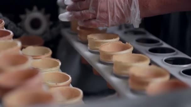 Equipo moderno automático en el trabajo durante la producción de helados. Transportador de fábrica de alimentos . — Vídeos de Stock