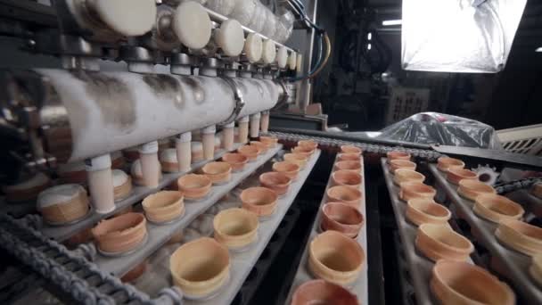 Automatische moderne apparatuur op het werk tijdens de IJsproductie. Food Factory transportband. — Stockvideo