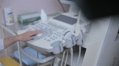 Ultrason edevice klavye closeup, eller doktor tıklama üstünde belgili tanımlık düğme. HD.