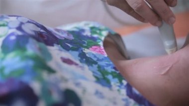 Tiroid ve Paratiroid ultrason. Doktor ultrason testleri tanınmaz halde kadın yapıyor.