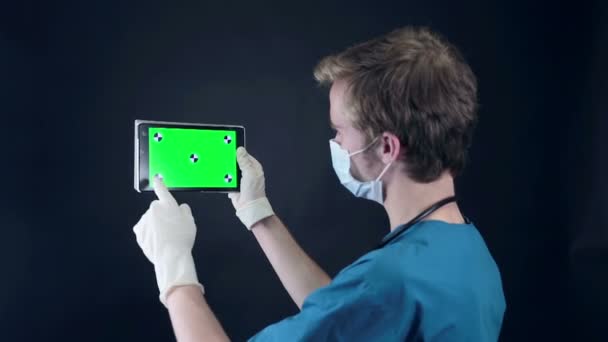 Homme médecin tenant, montrant tablette numérique avec écran vert . — Video