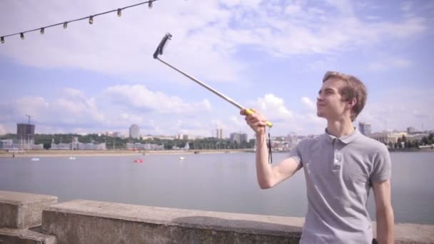 Adam Selfie şehirde, kentsel peyzaj alır.. — Stok video