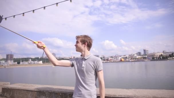 Joven haciendo selfie . — Vídeo de stock