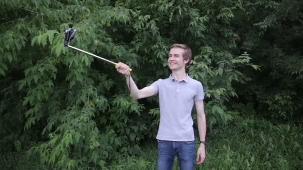 Jovem fazendo selfie no parque . — Vídeo de Stock