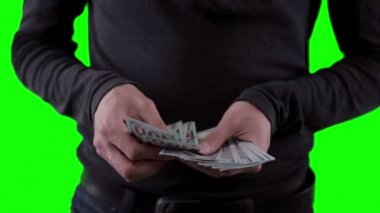 Para sayma, dolar chromakey üzerinde gösterilen tanınmayan adam elleriyle. Yakın çekim.