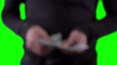 Para sayma, dolar chromakey üzerinde gösterilen tanınmayan adam elleriyle. Yakın çekim.