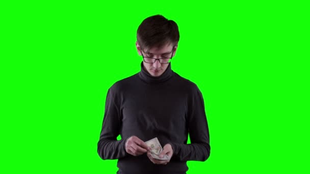 Junger Mann zählt Dollar auf Chromakey. — Stockvideo