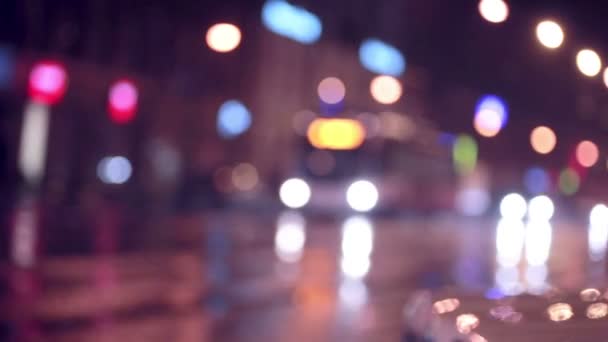 Від'єднані нічні світлофори. Міське тло . — стокове відео