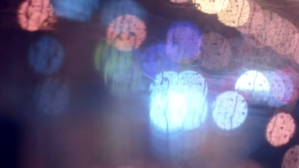 Красочный, размытый, bokeh огни фона. Абстрактные блески, капли дождя на окно . — стоковое видео