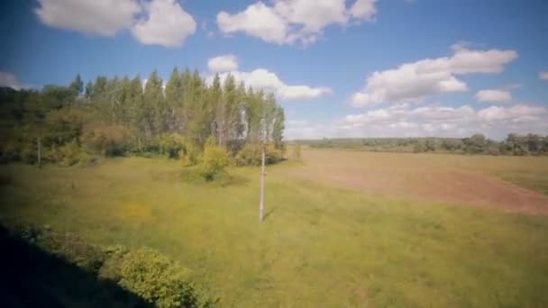 Mit der Bahn durch die Landschaft. — Stockvideo