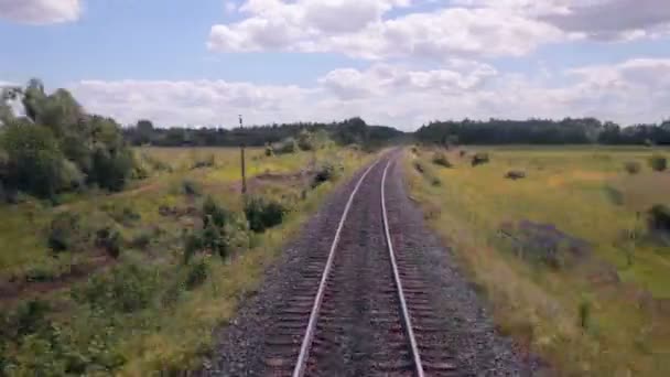 Ferrovia. Caminhos-de-ferro do comboio em movimento. Fundo de viagem . — Vídeo de Stock