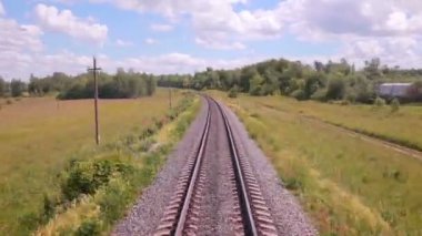 Demiryolu. Demiryolu tren hareket izler. Arka plan seyahat.
