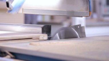 Ahşap kesim üzerinde otomatik, Robotik tablo daire testere.