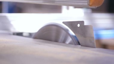 Ahşap kesim üzerinde otomatik, Robotik tablo daire testere.