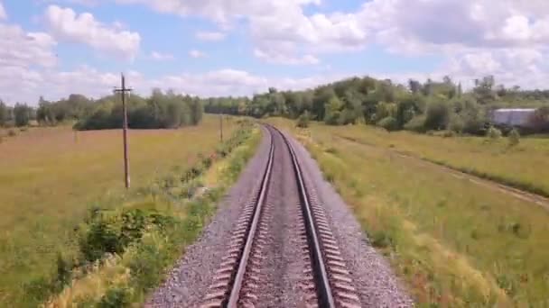 Железная дорога. Железнодорожные пути от движущегося поезда. Путешествующий фон . — стоковое видео