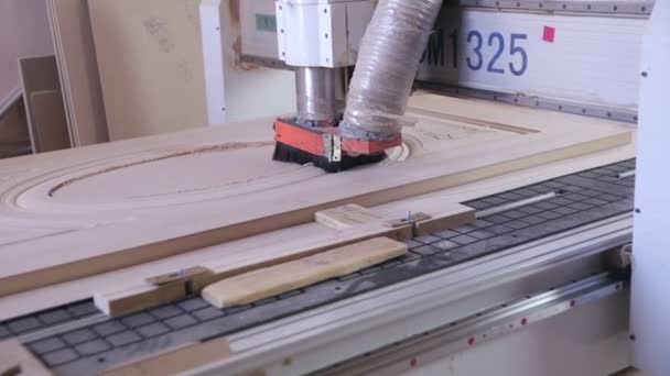 Máquina CNC de carpintería. Línea automatizada de producción de puertas de madera . — Vídeos de Stock