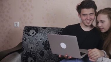 Genç çift paylaşımı bir dizüstü bilgisayar kapalı.