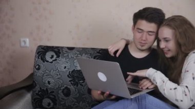 Genç çift paylaşımı bir dizüstü bilgisayar kapalı.