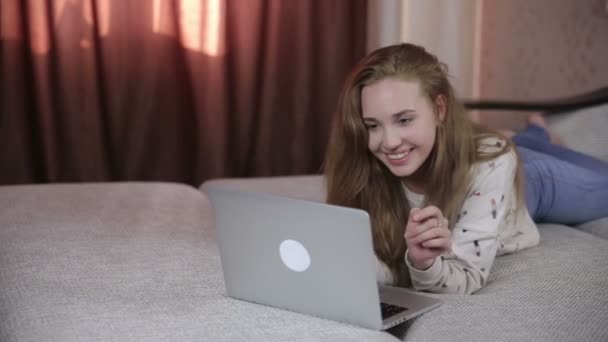 Молодая веселая, симпатичная девушка с ноутбуком внутри . — стоковое видео