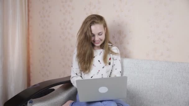 Vrolijke, schattige meisje met laptop binnen. — Stockvideo