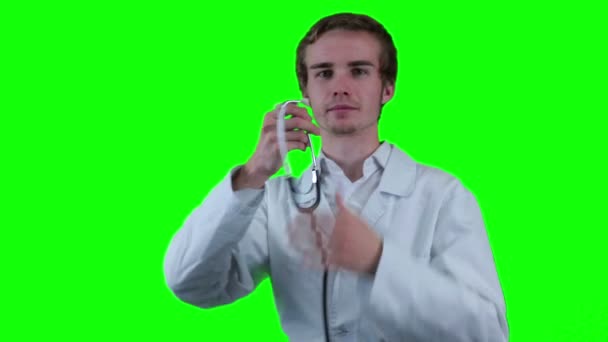 Médico masculino caucásico de hospital junior con bata blanca y estetoscopio. Pantalla verde de fondo, cromakey . — Vídeo de stock