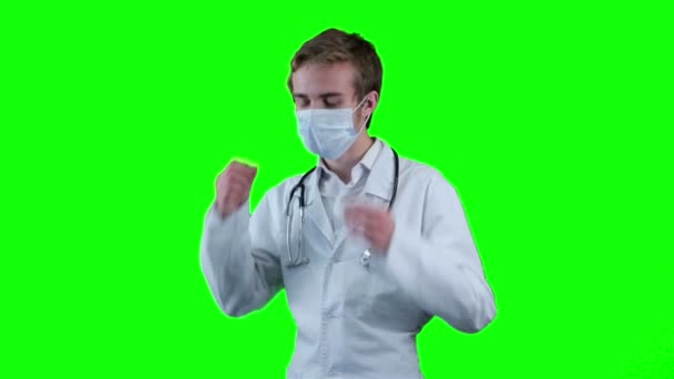 Trauriger Doktor entfernt medizinische Maske, die in Bildschirm schaut. Green Screen, chromakey. — Stockvideo