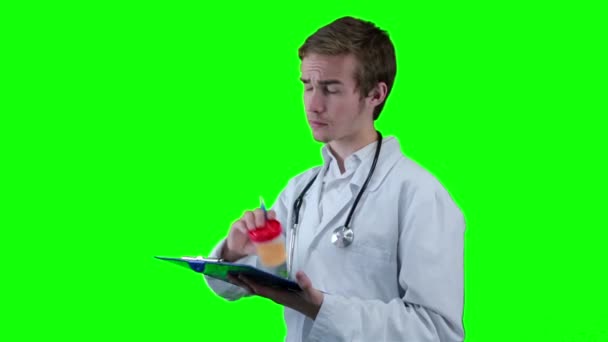 Medico maschio che esamina analisi mediche, test, urine . — Video Stock