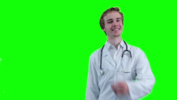 項目をポイントするカメラに探している肯定的な医師。緑色の画面. — ストック動画