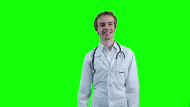 Pozitivní lékař při pohledu do kamery, přejdete na položku. Zelená obrazovka.