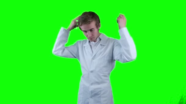 Porträt eines männlichen kaukasischen Assistenzarztes mit weißem Mantel und Stethoskop. Hintergrund grüner Bildschirm, chromakey. — Stockvideo