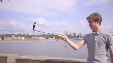 Adam Selfie şehirde, kentsel peyzaj alır..