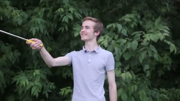 Joven haciendo selfie en el parque . — Vídeo de stock