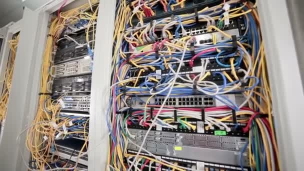 Rückseite funktionierender Datenserver mit vielen Drähten, Kabeln. — Stockvideo