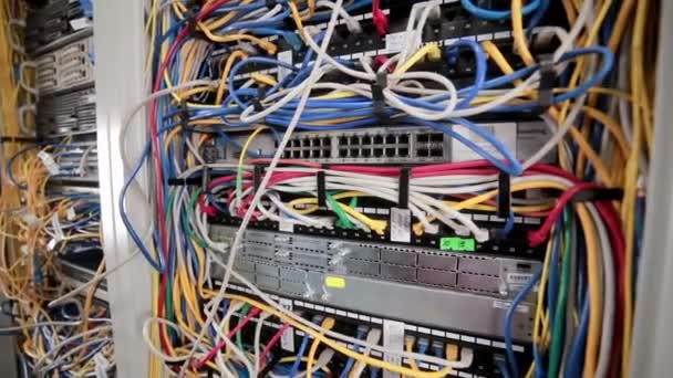 Parte posterior de los servidores de datos de trabajo con muchos cables, cables . — Vídeo de stock