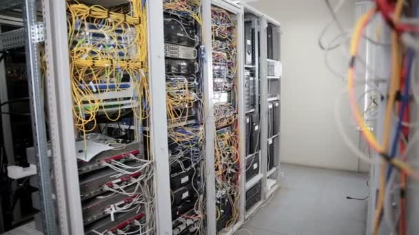 De eenheden van de kamer van de server, datacenters terminals met kabels, draden. — Stockvideo