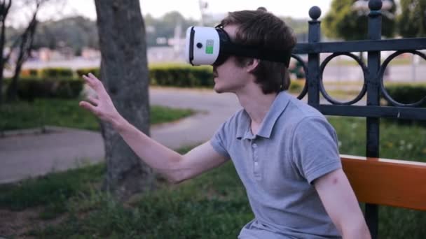 Joven con gafas 360 VR. Gafas de realidad virtual . — Vídeos de Stock