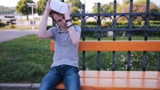 Jeune homme aux lunettes 360 VR. Lunettes de réalité virtuelle . — Video