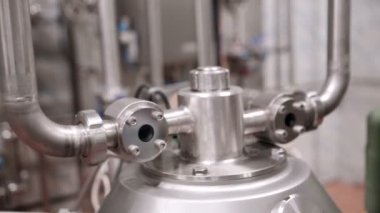 Modern teknolojik endüstriyel ekipman. Boru hatları, pompa, filtre, ölçü aygıtları, sensörler, motorlar. Tank Sanayi Fabrikası'nda.