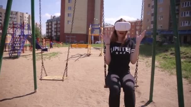 Mujer joven disfrutando de la atracción VR. Emocionarse con gráficos realistas y sentimientos proporcionados por vr-auriculares . — Vídeos de Stock