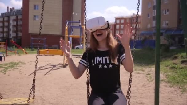 Jeune femme appréciant VR-attraction. Obtenir excité avec graphique réaliste et les sentiments fournis par vr-casque . — Video