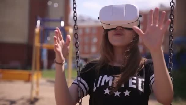 Mujer joven disfrutando de VR-atracción. Emocionarse con gráficos realistas y sentimientos proporcionados por vr-auriculares . — Vídeos de Stock