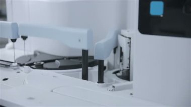 Modern ilaç ekipman. İlaç, kimyasal analiz üretimi için yüksek teknoloji otomatik makine.