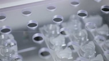 İlaç biomaterial modern laboratuarında çalışan modern tıbbi ekipman otomatik.