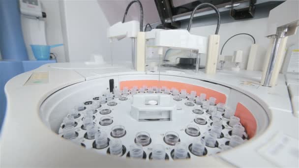 Automatizado farmacéutica, equipos médicos funciona en laboratorio moderno . — Vídeo de stock