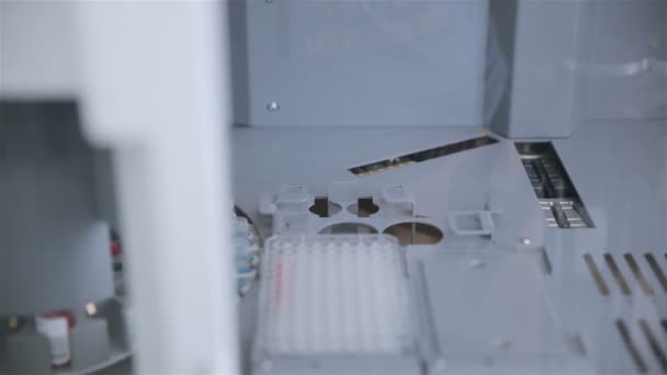 近代的な製薬設備。化学分析、医薬品の生産のためのハイテク自動機. — ストック動画