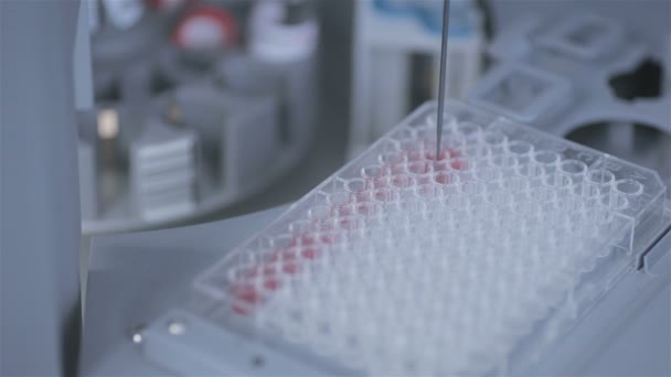 Moderne farmaceutische apparatuur. Hoogtechnologische automatische machine voor de vervaardiging van geneesmiddelen, chemische analyse. — Stockvideo