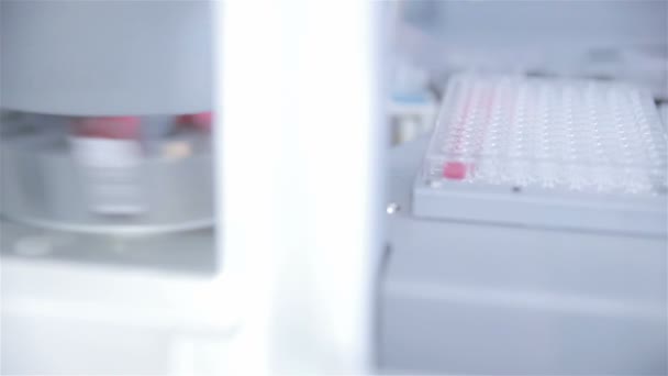 Equipamento farmacêutico moderno. Máquina automática de alta tecnologia para a produção de medicamentos, análise química . — Vídeo de Stock